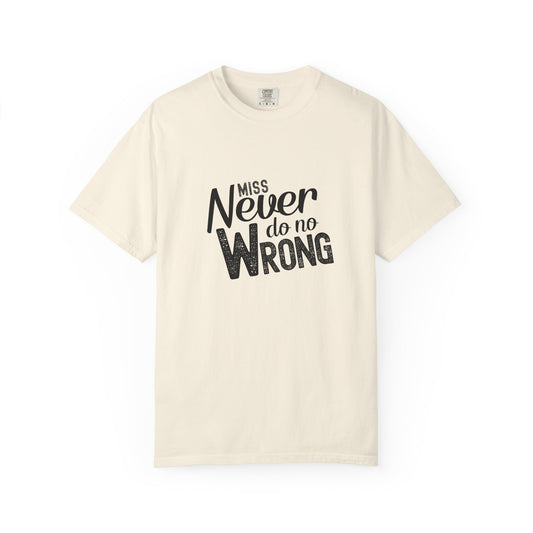 Beige t-shirt with 'Miss Never do no Wrong' tex